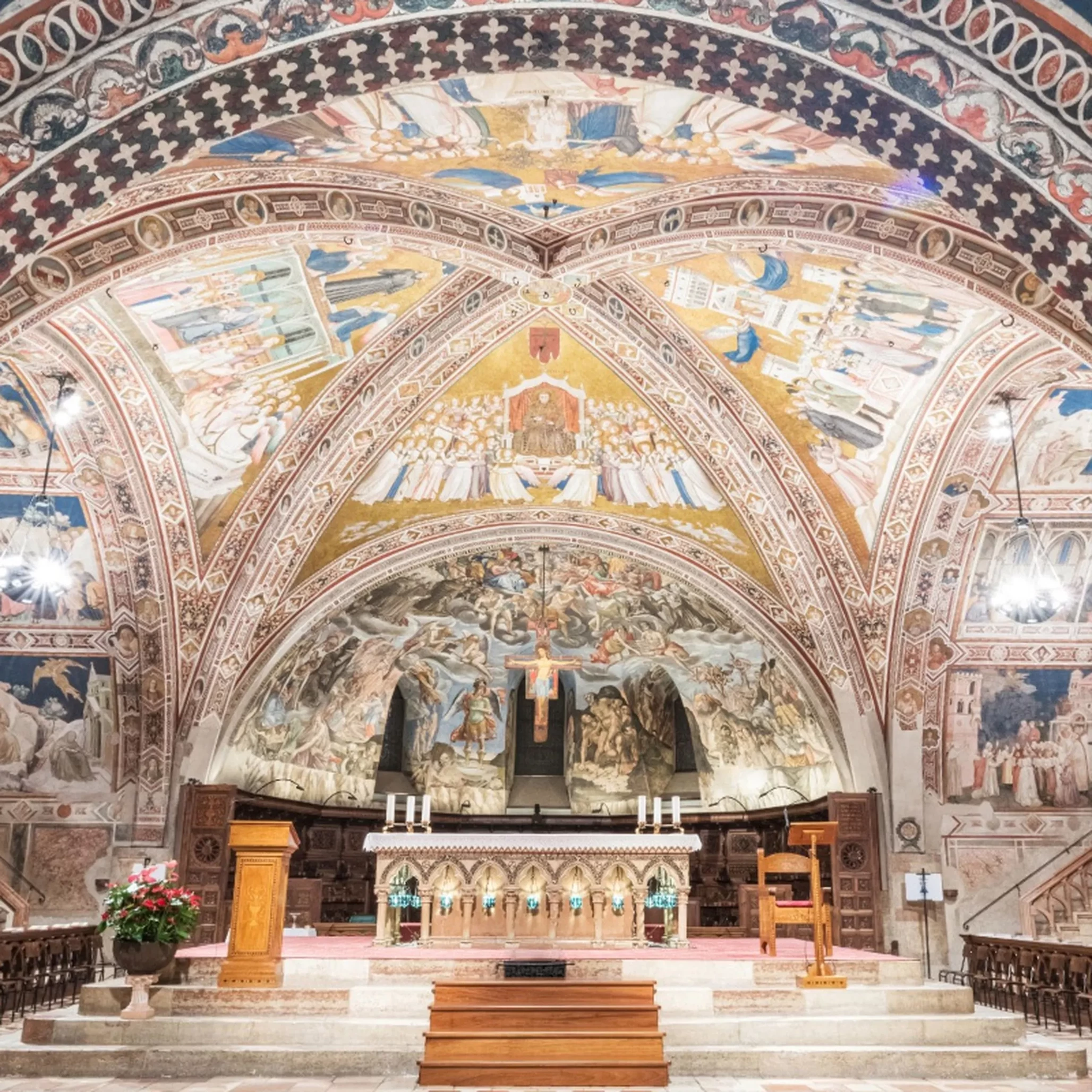 Der Altar der Unterkirche unter vollständig bemalten Gewölben und Wänden.